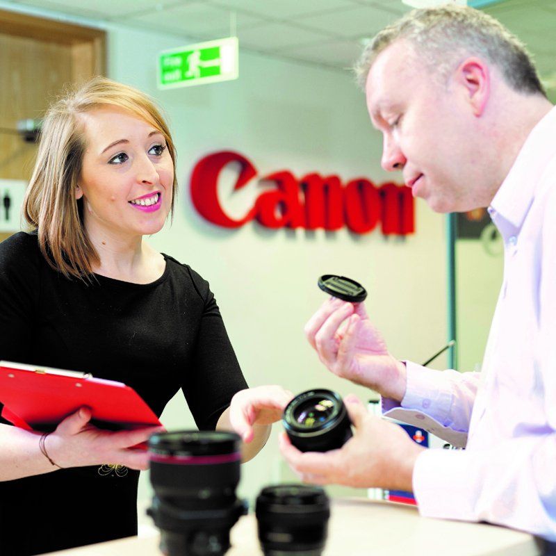 A Canon expert assists a consumer with a product query.
